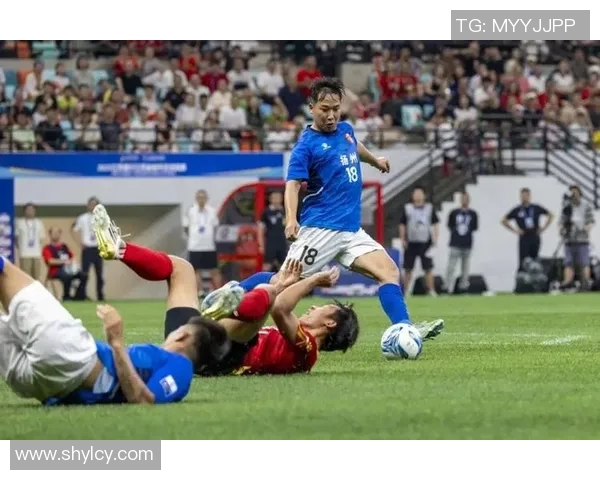 足球明星踢门的瞬间是谁引发了球迷的热烈讨论与关注